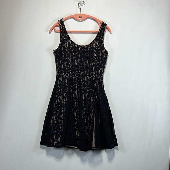 NWT Junior Disney Minnie Mouse Rock The Dots Black Lace Dress Size Small - Picture 2 of 10